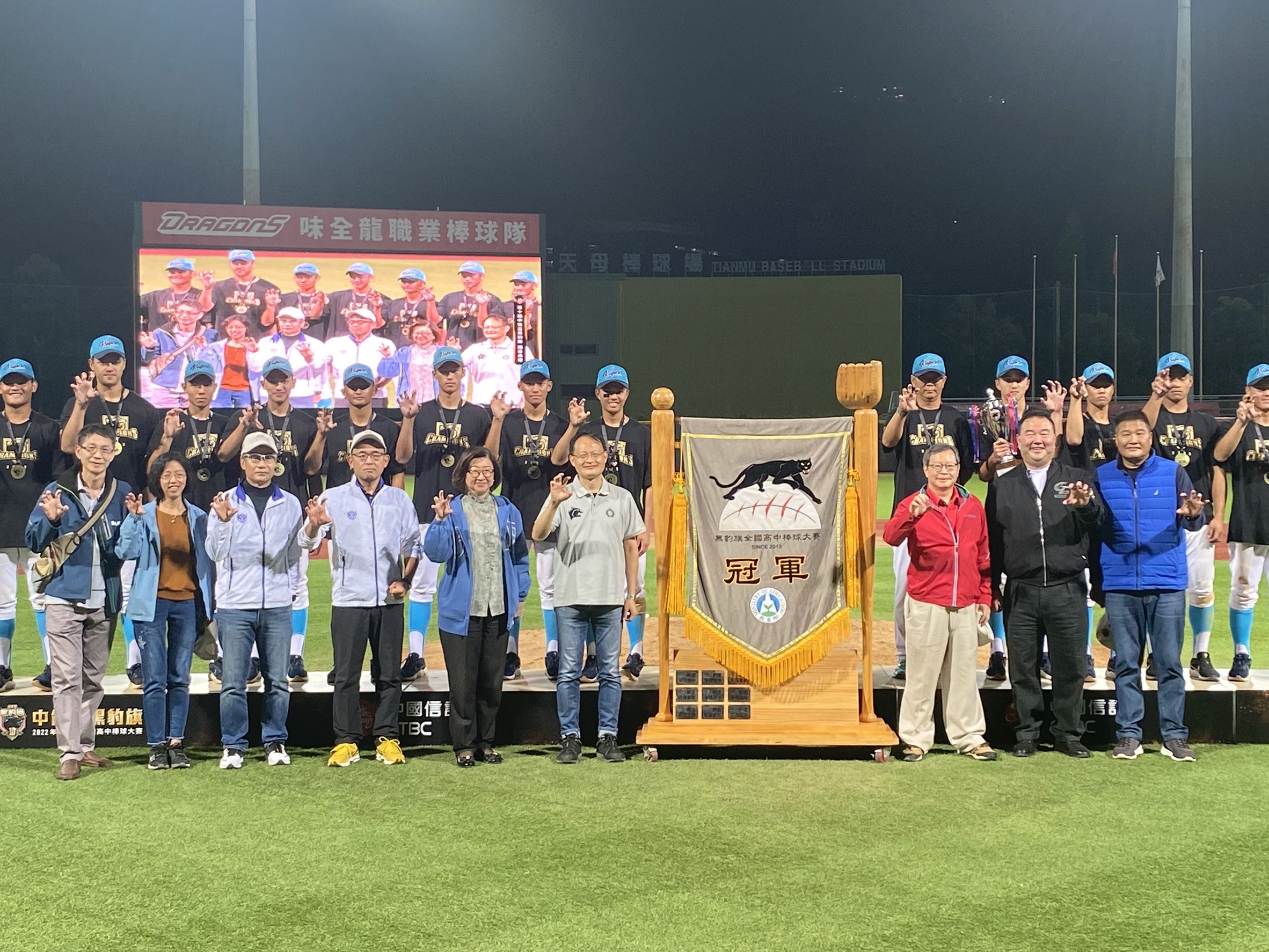 (圖)10th Black Panthers Baseball Cup presentation ceremony (6th from left, front row is School Sports Division Director Tsai Chung-yi).
